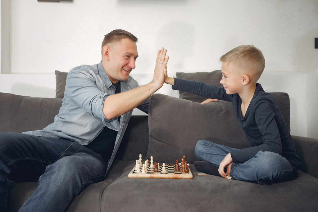 Папа играет с сыном. Папа с шахматами. Шахматы для детей. Отец и сын шахматы. Шахматы с сыном.